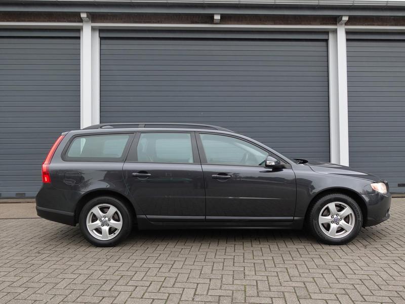 VOLVO V70 2.0 107KW Kinetic TREKHAAK YOUNGTIMER LEDER CRUISE 