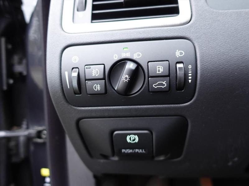 VOLVO V70 2.0 107KW Kinetic TREKHAAK YOUNGTIMER LEDER CRUISE 