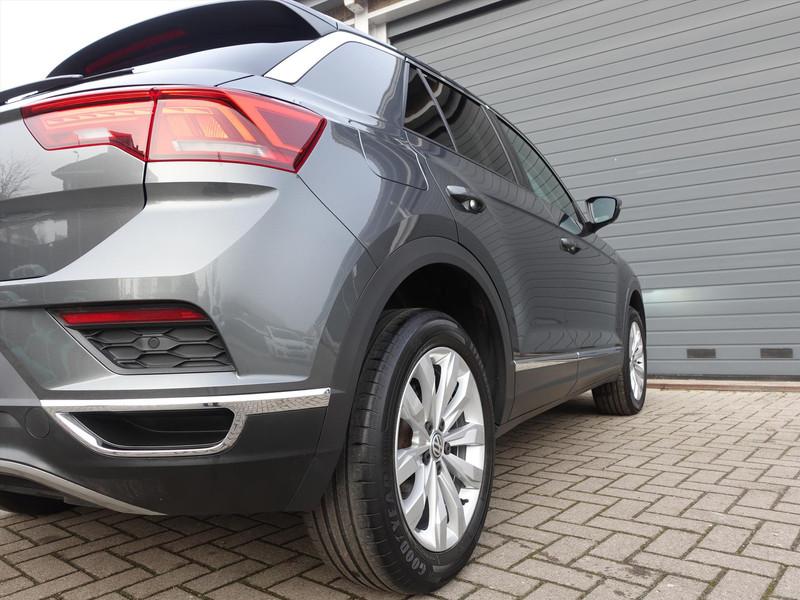 VOLKSWAGEN T-Roc 1.5 TSI 150pk 7-DSG Sport RIJKLAARPRIJS TREKHAAK BLINDSPOT CARPLAY LED NAVI STOELVERWARMING CAMERA 