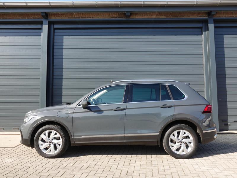 VOLKSWAGEN Tiguan 1.4 TSI eHybrid 245pk DSG Elegance RIJKLAAR PANO IQ LIGHT KEYLESS PARK ASSIST SFEER VERLICHTING