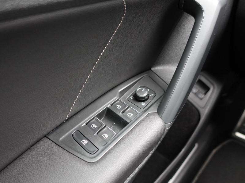 VOLKSWAGEN Tiguan 1.4 TSI eHybrid 245pk DSG R-Line Business+ TREKHAAK IQ LED IQ DRIVE BLIND SPOT PARK ASSIST CARPLAY