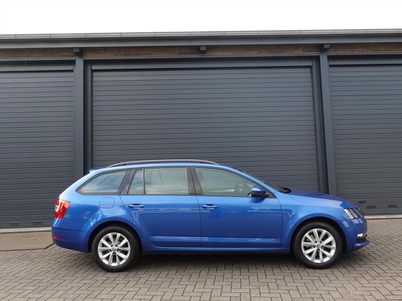 SKODA Octavia Combi 1.0 TSI 115pk RIJKLAAR TREKHAAK CARPLAY CLIMA PDC CRUISE 