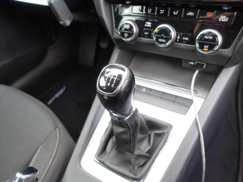SKODA Octavia Combi 1.0 TSI 115pk RIJKLAAR TREKHAAK CARPLAY CLIMA PDC CRUISE 