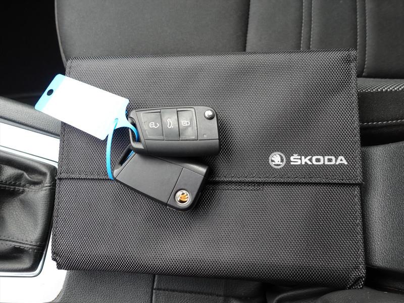 SKODA Octavia Combi 1.0 TSI 115pk RIJKLAAR TREKHAAK CARPLAY CLIMA PDC CRUISE 
